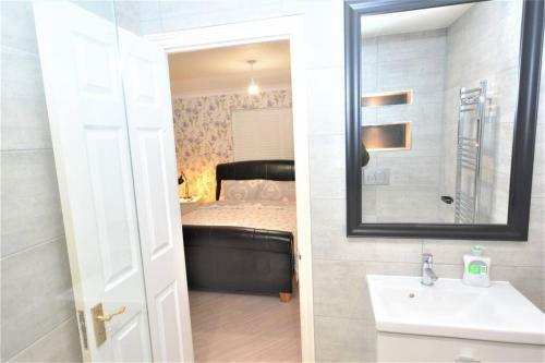Luxury 5 Bedroom House With Free Parking On Site