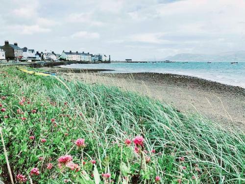 Lligwy House - Charming 3-bed House In Holyhead