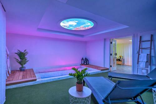 Lavish Columbus Villa With Gym, Spa And Speakeasy