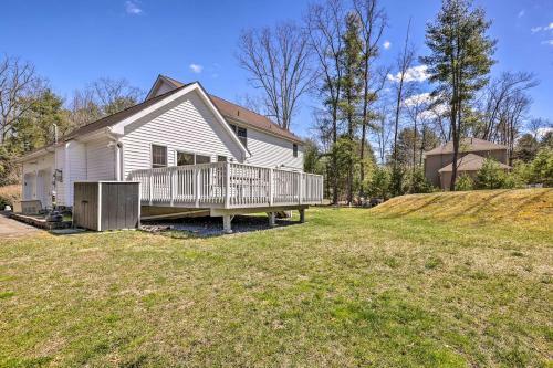 Waterfront Poconos Getaway Game Room And Deck!
