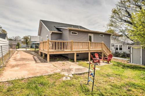 Ideally Located Penne Place With Deck And Grill