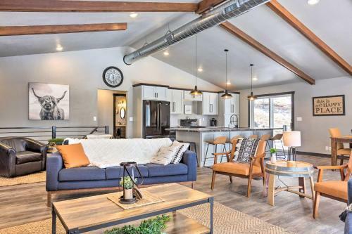 Modern South Dakota Cabin With Private Hot Tub!