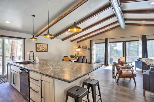 Modern South Dakota Cabin With Private Hot Tub!
