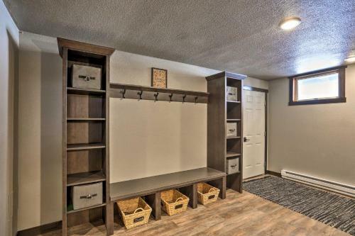 Modern South Dakota Cabin With Private Hot Tub!