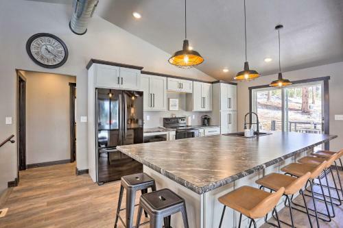 Modern South Dakota Cabin With Private Hot Tub!