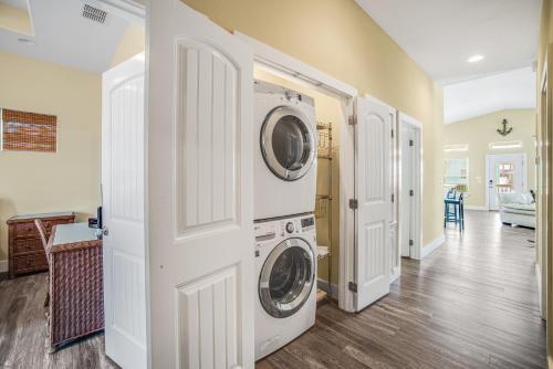 Jones N By The Beach - Golf Cart Included!
