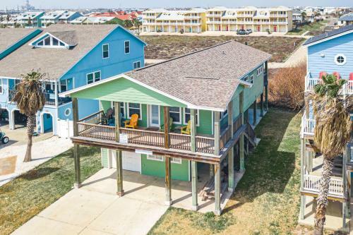 Jones N By The Beach - Golf Cart Included!