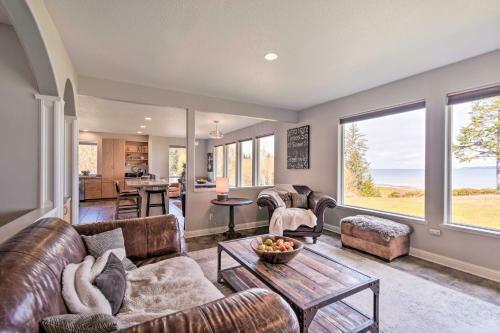 Willapa Bay Hideaway With 5 Acres And Water Views