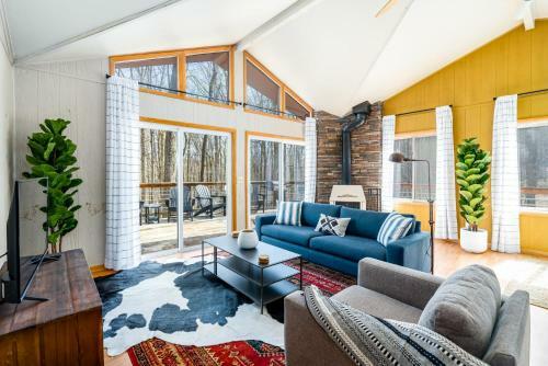 Cabin W Huge Deck Community Pool Hot Tub Wifi