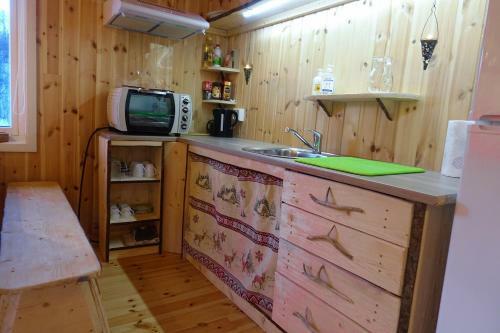 Lodge Wild Caribou's Wildwood Cabin
