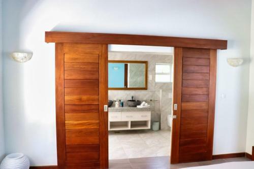 Hotel Searenity Beach Villa