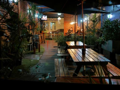 Albergue Bev And Mick's International Backpackers At Mcmahon's