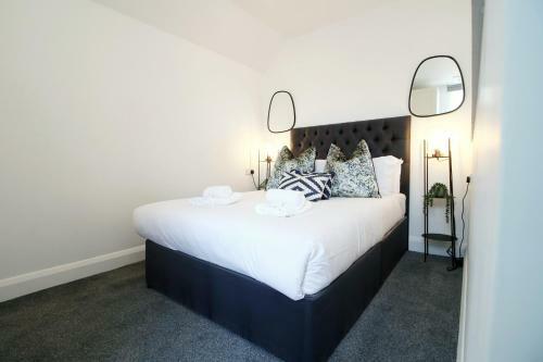New 2022 Spacious 2 Bed Apartment - Private Courtyard - Underfloor Heating