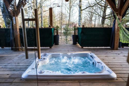 Charmante Cabane Dans Les Arbres Avec Jacuzzi Et Sauna