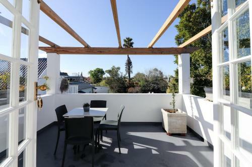 Hostal Whispering Oaks Guest House