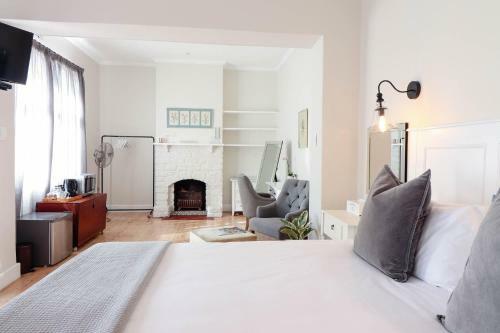 Hostal Whispering Oaks Guest House