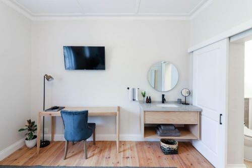 Hostal Whispering Oaks Guest House