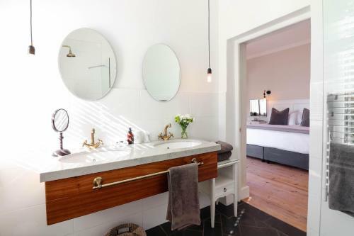 Hostal Whispering Oaks Guest House
