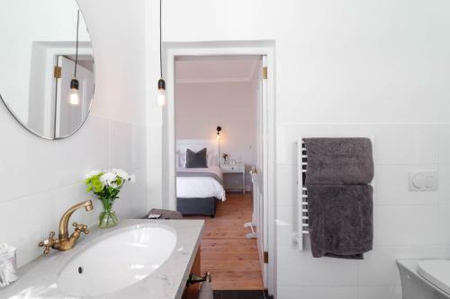 Hostal Whispering Oaks Guest House