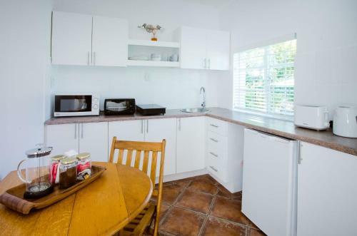 Hostal Whispering Oaks Guest House