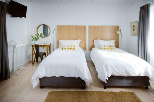 Hostal Whispering Oaks Guest House