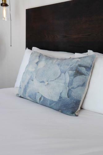 Hostal Whispering Oaks Guest House