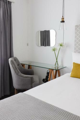 Hostal Whispering Oaks Guest House