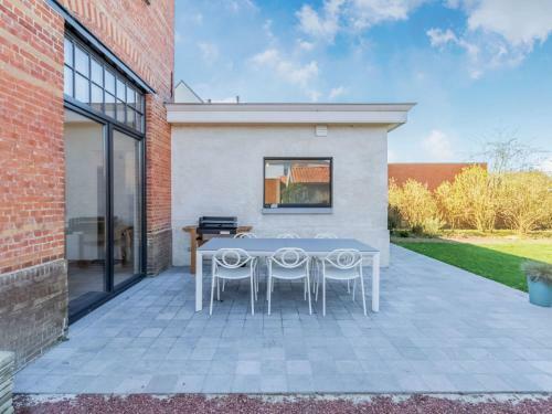 Charming Holiday Home In Oosteeklo With Garden