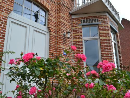 Charming Holiday Home In Oosteeklo With Garden