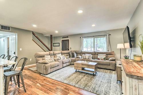 Pinetop Cabin With Deck, Private Loft, Fire Pit