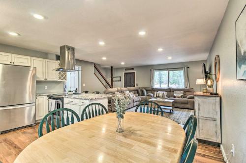 Pinetop Cabin With Deck, Private Loft, Fire Pit