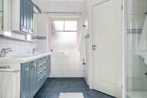 Luxury Three-bedroom Modern Family Home In B�stad