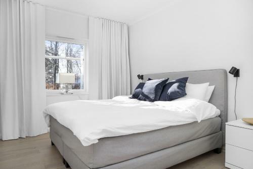 Luxury Three-bedroom Modern Family Home In B�stad