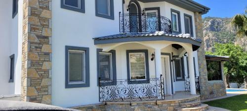 Immaculate 4-bed Villa With Large Garden And Pool