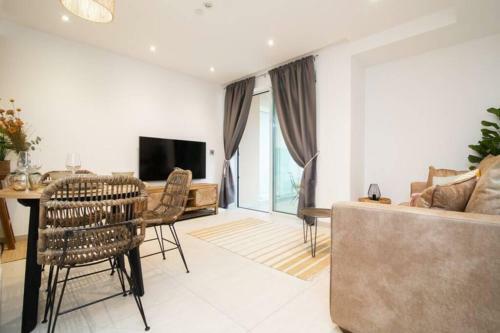 Luxury Modern Apartment With Exceptional Views!