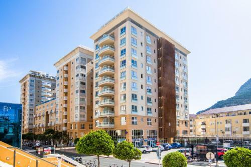 Luxury Modern Apartment With Exceptional Views!
