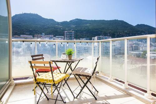 Luxury Modern Apartment With Exceptional Views!