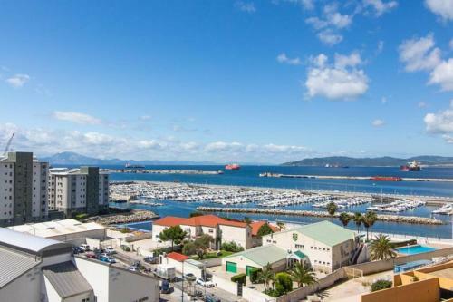 Luxury Modern Apartment With Exceptional Views!