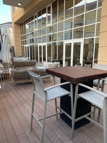 Luxury Modern Apartment With Exceptional Views!
