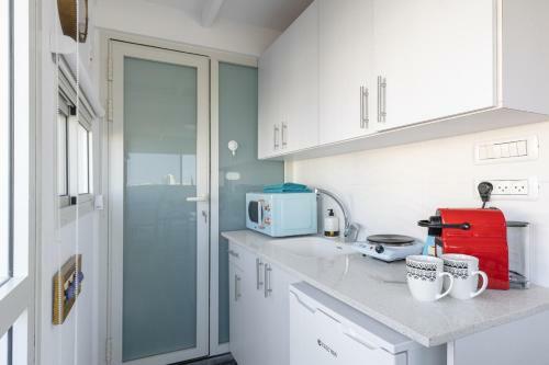 Bright And Modern Studio Apartment