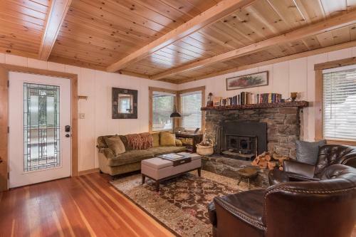 Chic Carnelian Bay Cabin