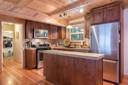 Chic Carnelian Bay Cabin