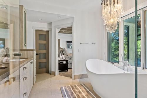 Luxury Lakefront Retreat