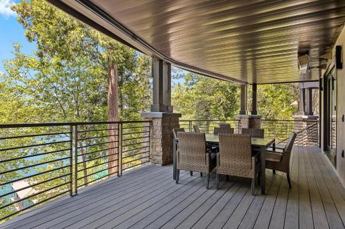 Luxury Lakefront Retreat