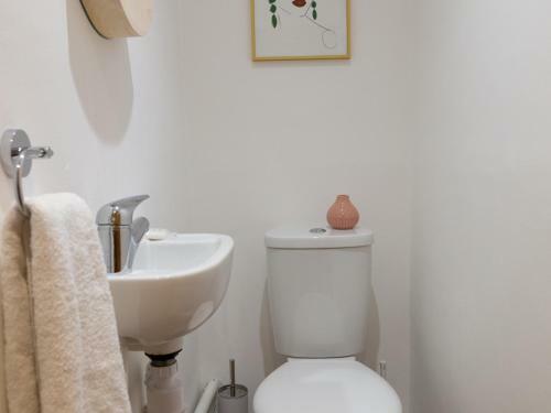 Pass The Keys Central Seaside Apartment With Peaceful Patio