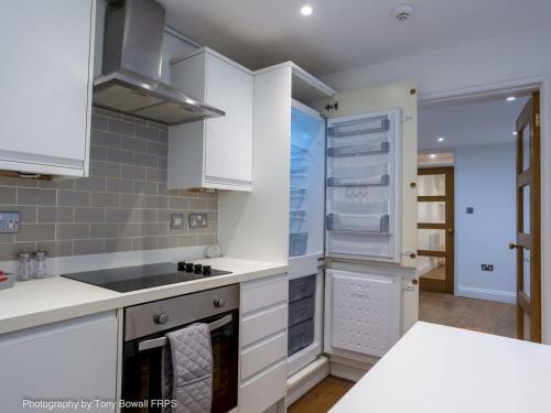 Pass The Keys Central Seaside Apartment With Peaceful Patio