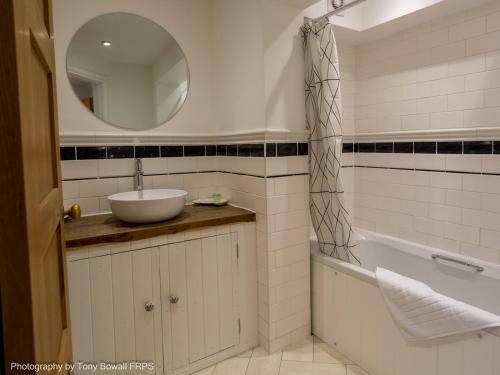 Pass The Keys Central Seaside Apartment With Peaceful Patio