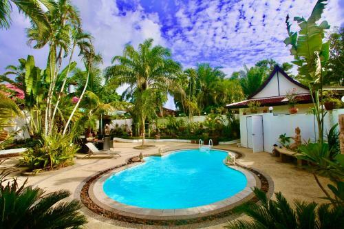 Sunshine Villa And Diving School .