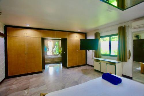 Sunshine Villa And Diving School .