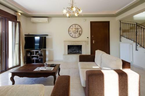 Villa Mahin With Pool And Sea View